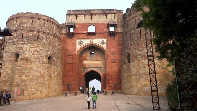 Purana Qila West Gate, Bara Darwaza, main entrance