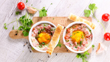 Fototapeta na wymiar baked egg with cream and bacon