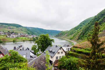 Beilstein, Städtchen, Stadtmauer, historische Häuser, Pfarrkirche, Mosel, Moseltal, Weinberge, Flussschifffahrt, Cochem-Zell, Rheinland-Pfalz, Frühling, Deutschland