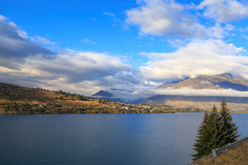 Fototapeta premium Lake Wakatipu, South Island, New Zealand, and surrounding mountains. Across the water is Kelvin Heights, part of the resort town of Queenstown