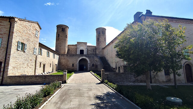 Abbazia romanica nella valle del chienti nelle marche