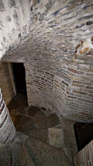 Scorcio interno di una abbazia romanica nella valle del chienti nelle marche