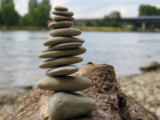 Rheinufer mit Kieselsteinturm