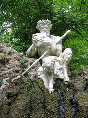 Gottheit Pan sitzt auf Fels mit Flöte und Stab Statue Skulptur 