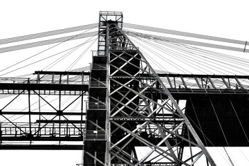 Newport Transporter Bridge, constructed in 1902 crosses the River Usk in Newport and is a grade 1 listed structure with cantilevered sections, the main girder truss gives it an overall length of 232m - obrazy, fototapety, plakaty