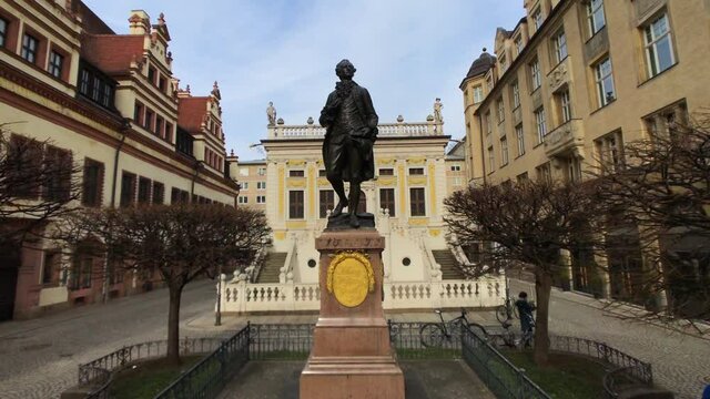 Zoom in on Statue of Goethe by Carl Seffner in Leipzig, Germany