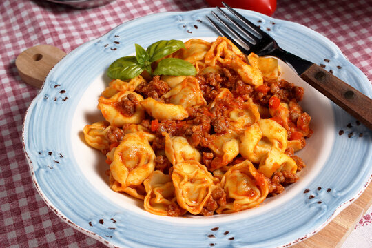 Delizioso piatto di cappelletti emiliani conditi con rag&ugrave; di carne alla bolognese.