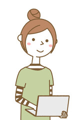 ノートパソコンを操作する若い女性　ママ