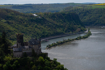 Obraz premium The view of Katz Castle, the Rhine and the Loreley near St. Goarhausen