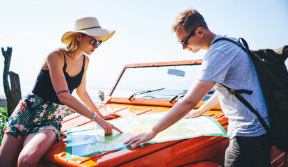 Obraz premium Couple of travellers discussing trip way