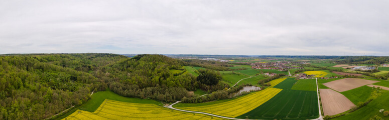 Panorama mit Rapsfelder und Windrad in Schwäbisch Hall
