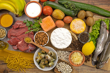 table remplie d'aliment frais et secs