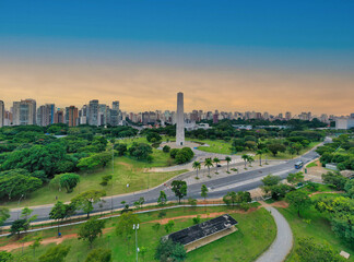 Obraz premium Foto aerea, do obelisco da Revolução de 1932 em São Paulo