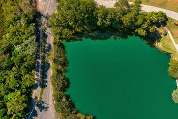 Naklejka premium Foto aérea de um pequeno lago proximo as montanhas