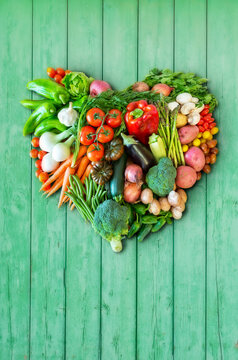 Ein Herz aus Gemüse. Tomaten, Paprika, Brokkoli, Möhren, Zwiebeln, Bohnen, Knoblauch und Auberginen. Sehr gesund vegetarisch und vegan ernähren.