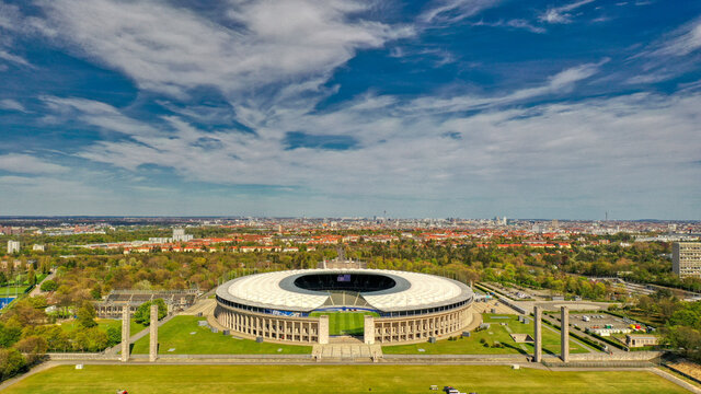 Berliner Olympiastadion (Charlottenburg) aus der Luft betrachtet