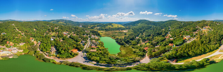 Vista aérea e panoramica da Serra da cantareira, com lagos e montanhas