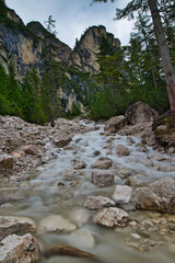 Fototapeta na wymiar Wasserfall am Pragser Wildsee in Südtirol