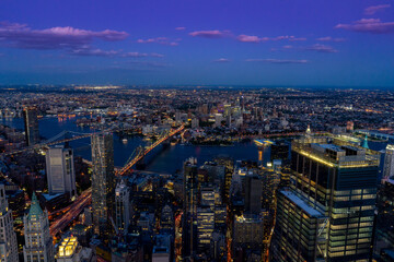 Fototapeta premium Die Nacht bricht ein über Manhatten und Brooklyn. Aussicht vom One World Trade Center.