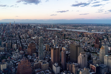 Blaue Stunde über der Skyline von Manhattan.