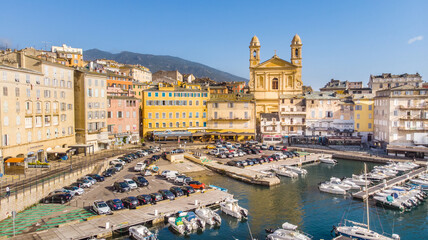 Vue en drone du vieux port avec ses bateaux et son église St-Jean-Baptise.