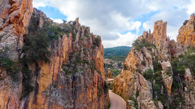 Vue en drone de la route entre les montagnes. Les Calanches de Piana sont une formation g&eacute;ologique de porphyre rouge d&rsquo;origine volcanique &agrave; roches magmatiques. 