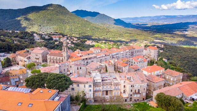 Village de Sart&egrave;ne en Corse.  Sart&egrave;ne a le rang de sous-pr&eacute;fecture de Corse-du-Sud. ll est, par sa superficie, la plus grande commune de Corse et la quinzi&egrave;me des communes de France m&eacute;tropolitaine. 