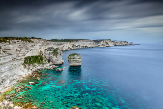 Vue sur les falaises de calcaire depuis le village de Bonifacio.