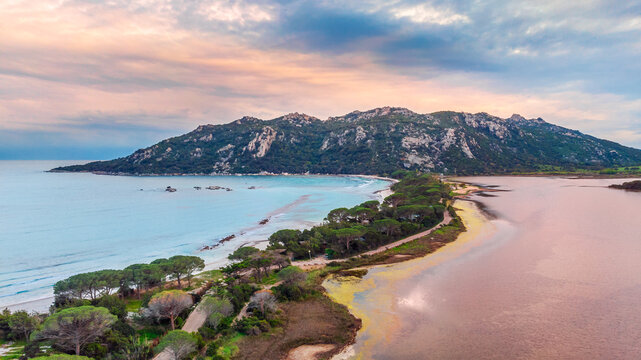 Vue en drone de la plage de Santa Giulia &agrave; gauche et de son Etang &agrave; droite