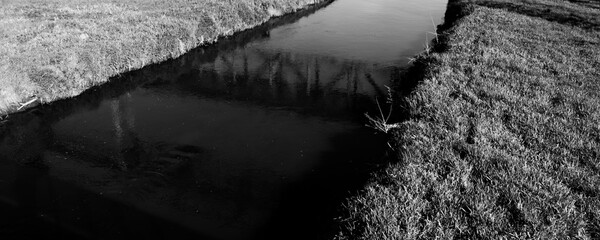Stary most odbijający się w rzece warta. Został użyty tutaj filtr czarnobiały specjalnie  © artur