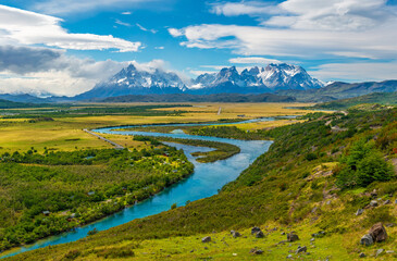 Paysage des pics Cuernos et Torres del Paine avec la rivière Serrano au printemps, parc national Torres del Paine, Patagonie, Chili.