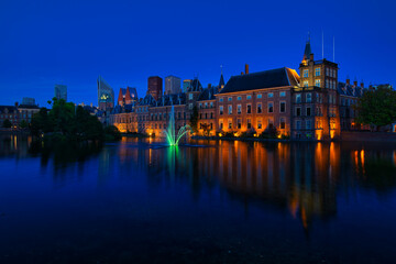Fototapeta na wymiar Hofvijver Den Haag mit Skyline bei Nacht Blaue Stunde
