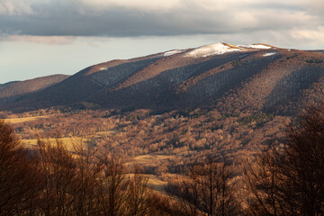 Mała i Wielka Rawka w promieniach zachodzącego słońca, Bieszczady, Polska © Przemysław Głowik