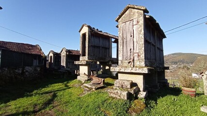 Fototapeta na wymiar Curiosos hórreos en una aldea de la provincia de Ourense