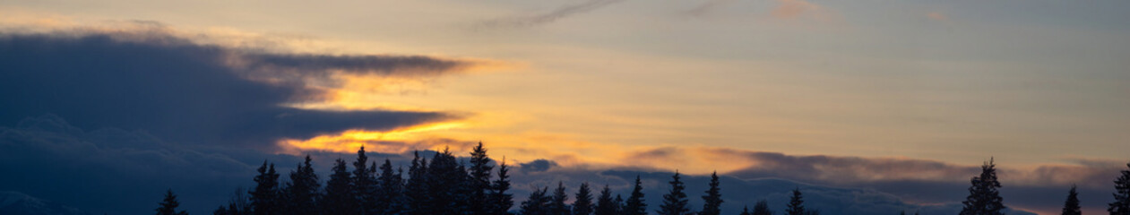 Fototapeta na wymiar The sky of evenings in the winter mountains