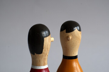 narrow countershot of a dialogue between two wooden puppets