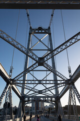 Fototapeta premium estrutura da ponte suspensa e Torre e o sistema de barras de olhal da Ponte Hercílio Luz, ponte pênsil localizada em Florianópolis, Santa Catarina, Brasil, florianopolis