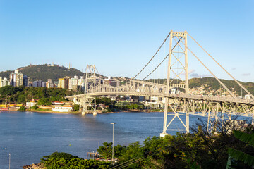 Ilha de Florianópolis e a  Ponte Hercílio Luz em  Santa Catarina, Brasil, florianopolis