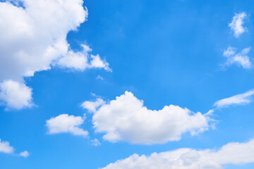 Obraz na płótnie Canvas The blue sky is white clouds