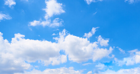 Obraz na płótnie Canvas The blue sky is white clouds