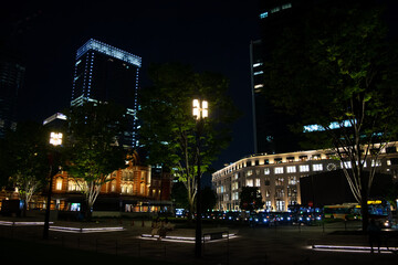 夜の東京駅丸の内口付近の広場