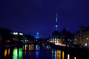 Obraz premium Night view of Berlin City and river Spree