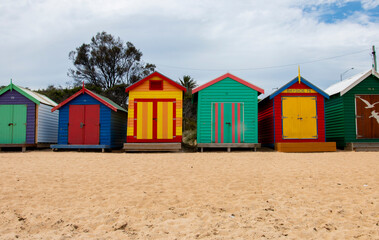 Obraz na płótnie Canvas Brighton Bathing Boxes Line the Beach in Melbourne, Victoria, Australia