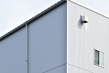 銀色の金属で出来た工場の倉庫の外壁と屋根