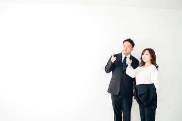 二人で指を指すビジネスパーソン