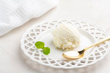 Fototapeta na wymiar 皿に盛り付けられたバニラアイスクリーム