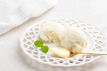 皿に盛り付けられたバニラアイスクリーム