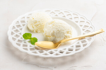 皿に盛り付けられたバニラアイスクリーム