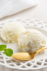 皿に盛り付けられたバニラアイスクリーム