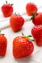 新鮮な苺がテーブルに並ぶ